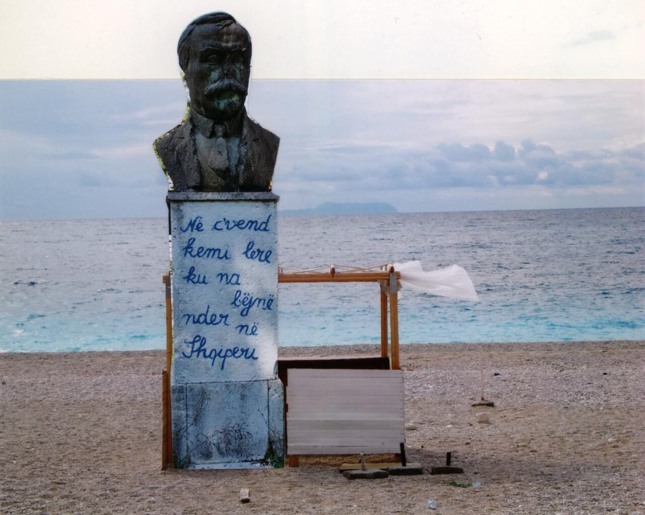 Denkmal vor Meer am Strand